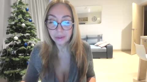 Snapshot of tati74 chatting on December 16, 9:14 am tati74 online show from December 16, 9:14 am