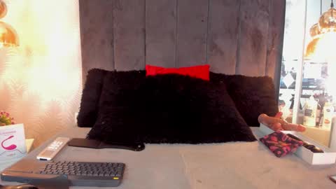 Snapshot of tattofoxx__ chatting on December 5, 12:47 pm Tatto Fox online show from December 5, 12:47 pm