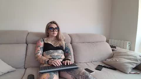 Snapshot of tattoobbgirl chatting on June 23, 5:11 pm tattoobbgirl online show from June 23, 5:11 pm