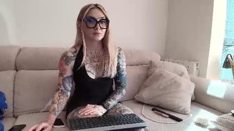 Snapshot of tattoobbgirl chatting on June 27, 4:01 pm tattoobbgirl online show from June 27, 4:01 pm