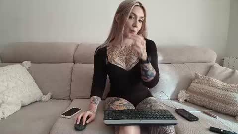 Snapshot of tattoobbgirl chatting on June 29, 3:34 pm tattoobbgirl online show from June 29, 3:34 pm
