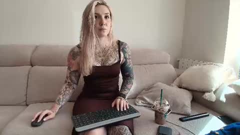 Snapshot of tattoobbgirl chatting on July 1, 3:34 pm tattoobbgirl online show from July 1, 3:34 pm