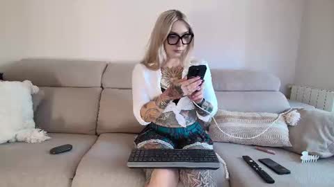 Snapshot of tattoobbgirl chatting on July 2, 5:08 pm tattoobbgirl online show from July 2, 5:08 pm