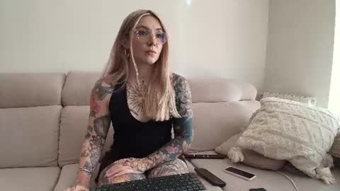 Snapshot of tattoobbgirl chatting on July 4, 3:07 pm tattoobbgirl online show from July 4, 3:07 pm