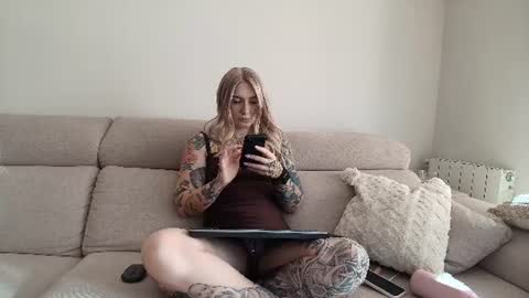 Snapshot of tattoobbgirl chatting on July 8, 4:33 pm tattoobbgirl online show from July 8, 4:33 pm
