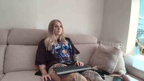 Snapshot of tattoobbgirl chatting on July 11, 3:37 pm tattoobbgirl online show from July 11, 3:37 pm