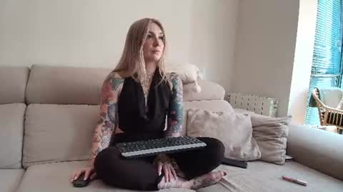 Snapshot of tattoobbgirl chatting on July 18, 2:32 pm tattoobbgirl online show from July 18, 2:32 pm