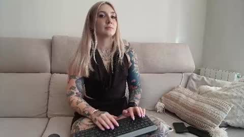 Snapshot of tattoobbgirl chatting on July 28, 2:35 pm tattoobbgirl online show from July 28, 2:35 pm
