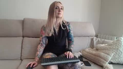 Snapshot of tattoobbgirl chatting on July 28, 3:21 pm tattoobbgirl online show from July 28, 3:21 pm
