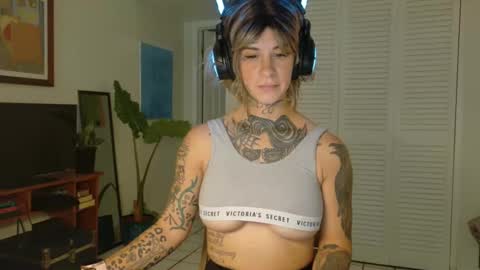 Snapshot of tattooed_natalia chatting on January 17, 2:28 pm Natalia 3 online show from January 17, 2:28 pm