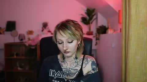 Snapshot of tattooedblondee18 chatting on June 23, 6:17 pm TattooedBlonde18 online show from June 23, 6:17 pm