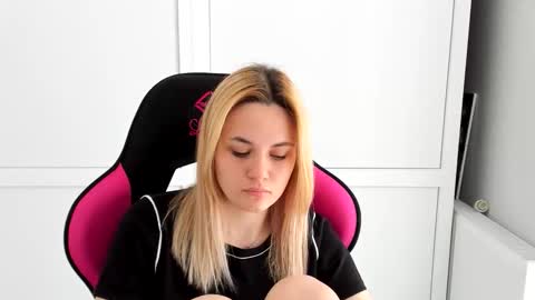 Snapshot of tayla_shy chatting on May 17, 12:12 pm Tay online show from May 17, 12:12 pm