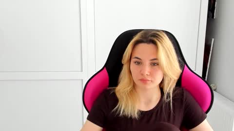 Snapshot of tayla_shy chatting on June 5, 6:52 am Tay online show from June 5, 6:52 am