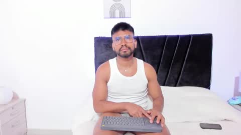 taylormaccurdy_ online show from November 4, 3:44 pm