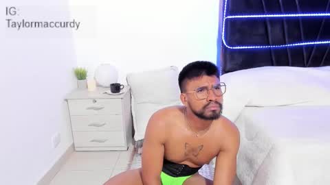 taylormaccurdy_ online show from November 25, 5:13 pm