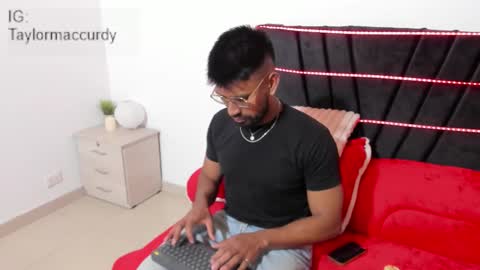 taylormaccurdy_ online show from December 1, 2:00 pm