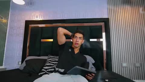 Snapshot of taylorsmiths_ chatting on November 23, 3:17 am taylorsmiths_ online show from November 23, 3:17 am