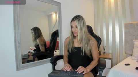 Snapshot of tayra_pradit chatting on December 19, 7:07 pm tayra online show from December 19, 7:07 pm