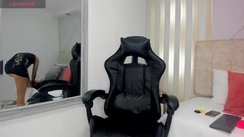 Snapshot of tayra_pradit chatting on January 10, 10:57 pm tayra online show from January 10, 10:57 pm