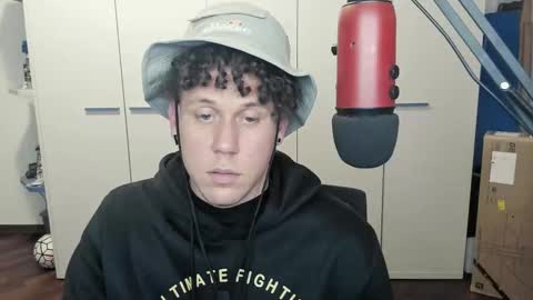 Snapshot of tedhmicro25 chatting on February 13, 4:50 pm tedhmicro25 online show from February 13, 4:50 pm