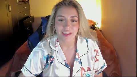 Snapshot of temptationsweet__ chatting on April 28, 5:45 am Sara online show from April 28, 5:45 am