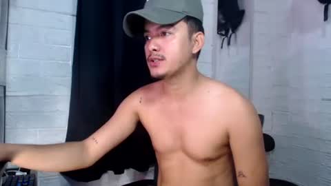 Snapshot of tempting_jon chatting on October 6, 2:09 am tempting_jon online show from October 6, 2:09 am