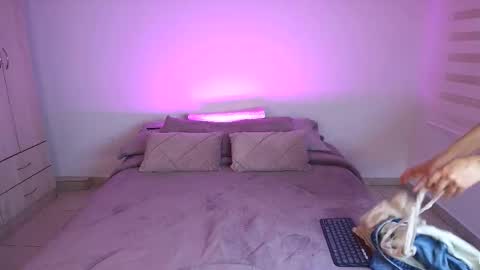 Snapshot of tender_dust chatting on February 25, 1:37 am tender_dust online show from February 25, 1:37 am