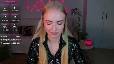 TessaHamilton online show from May 31, 6:09 pm