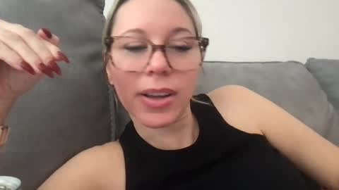 Snapshot of texas_blonde chatting on November 6, 4:08 pm Daphne Summers online show from November 6, 4:08 pm