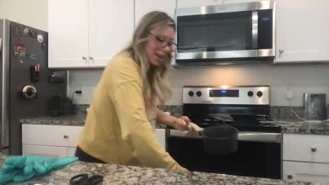 Snapshot of texas_blonde chatting on November 12, 3:45 pm Daphne Summers online show from November 12, 3:45 pm