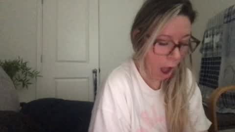 Snapshot of texas_blonde chatting on December 5, 6:26 pm Daphne Summers online show from December 5, 6:26 pm