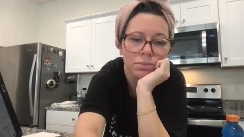Snapshot of texas_blonde chatting on December 18, 4:02 pm Daphne Summers online show from December 18, 4:02 pm