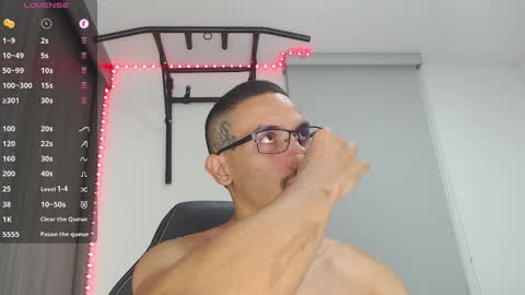 Snapshot of th_russ chatting on December 22, 12:17 am INSTAGRAM Th1rss online show from December 22, 12:17 am