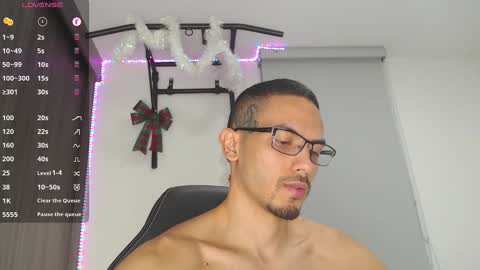 Snapshot of th_russ chatting on December 28, 12:36 am INSTAGRAM Th1rss online show from December 28, 12:36 am