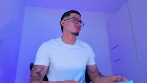 Snapshot of thadeo_king chatting on May 3, 4:57 pm thadeo_king online show from May 3, 4:57 pm