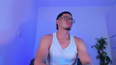 Snapshot of thadeo_king chatting on May 9, 2:06 am thadeo_king online show from May 9, 2:06 am