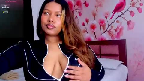 Snapshot of thais_waldrof chatting on June 24, 5:06 am Andreina online show from June 24, 5:06 am