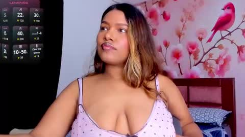 Snapshot of thais_waldrof chatting on June 28, 4:51 am Andreina online show from June 28, 4:51 am
