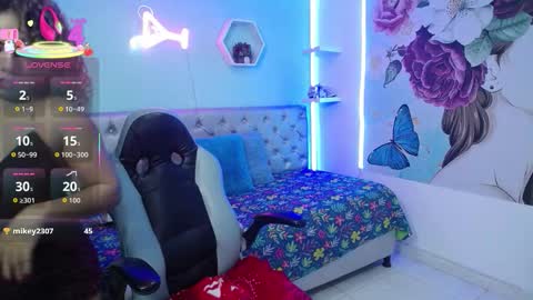 Snapshot of thalia_mills19 chatting on November 26, 8:32 pm Andrea online show from November 26, 8:32 pm