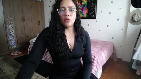 Snapshot of thaliacooper chatting on June 12, 4:39 pm online show from June 12, 4:39 pm