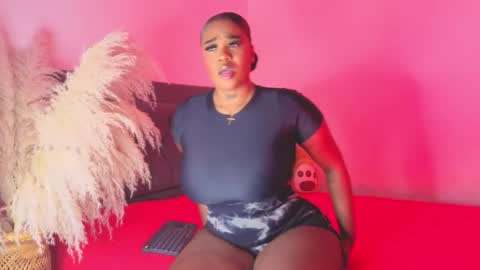 Snapshot of thalyanna_ebony chatting on May 1, 5:23 am thalyanna_ebony online show from May 1, 5:23 am