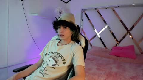 thanier_18 online show from May 17, 6:48 pm
