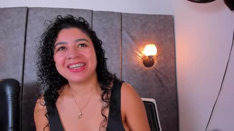 Snapshot of thara_webstter chatting on May 4, 11:39 am thara webstter online show from May 4, 11:39 am