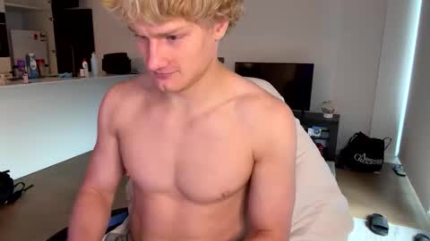 liammlust online show from May 8, 11:21 pm