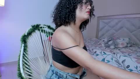 Snapshot of thayla_brince_ chatting on November 13, 8:08 pm thayla_brince_ online show from November 13, 8:08 pm