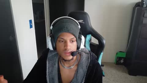 Snapshot of the_dark_lightning chatting on December 17, 9:54 pm the_dark_lightning online show from December 17, 9:54 pm