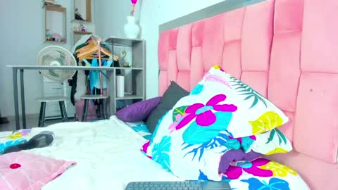 Snapshot of the_queen_aleja chatting on May 31, 11:06 am IGAleja queen1 online show from May 31, 11:06 am