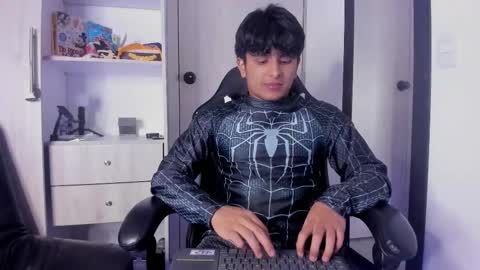 Snapshot of the_weed_guys chatting on October 30, 1:18 am Danny online show from October 30, 1:18 am