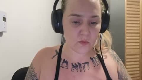 Snapshot of theauroramae chatting on June 18, 4:24 am theauroramae - online show from June 18, 4:24 am
