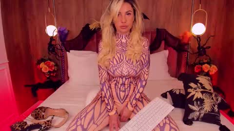 Snapshot of thebaewatch chatting on November 1, 4:36 am BaeWatch online show from November 1, 4:36 am